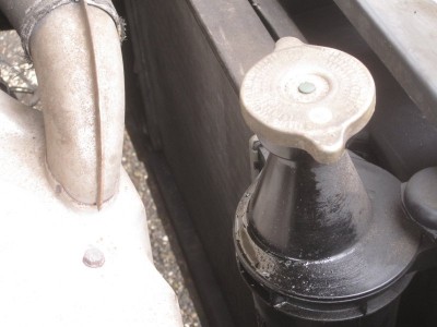 Öl am Kühlwasserbehälter