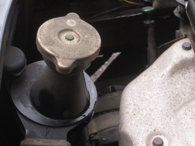 Öl am Kühlwasserbehälter