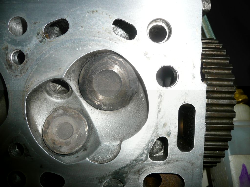 Zylinderkopf mit Herdplattenschaber gereinigt und mit Scotch abpoliert