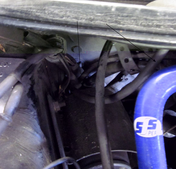 Pfeile zeigen den Schlauchverlauf