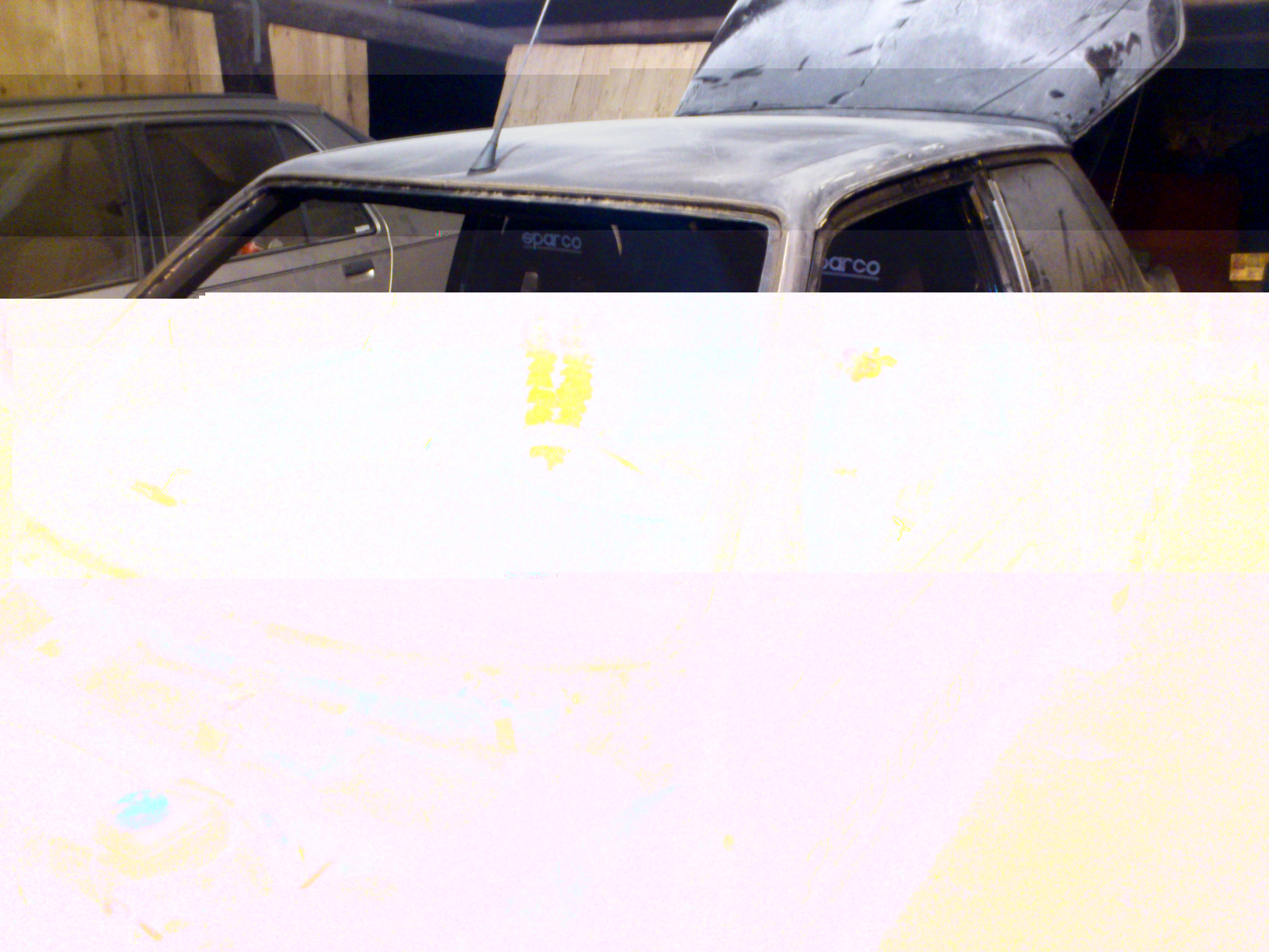 Alles wird zerlegt.... Das Rohchassis soll in eine kothodische Tauchbadentlackung kommen mit anschliessender Tauchbadgrundierung. Dafür muss jedes einzelne Teil weg vom Rohchassis