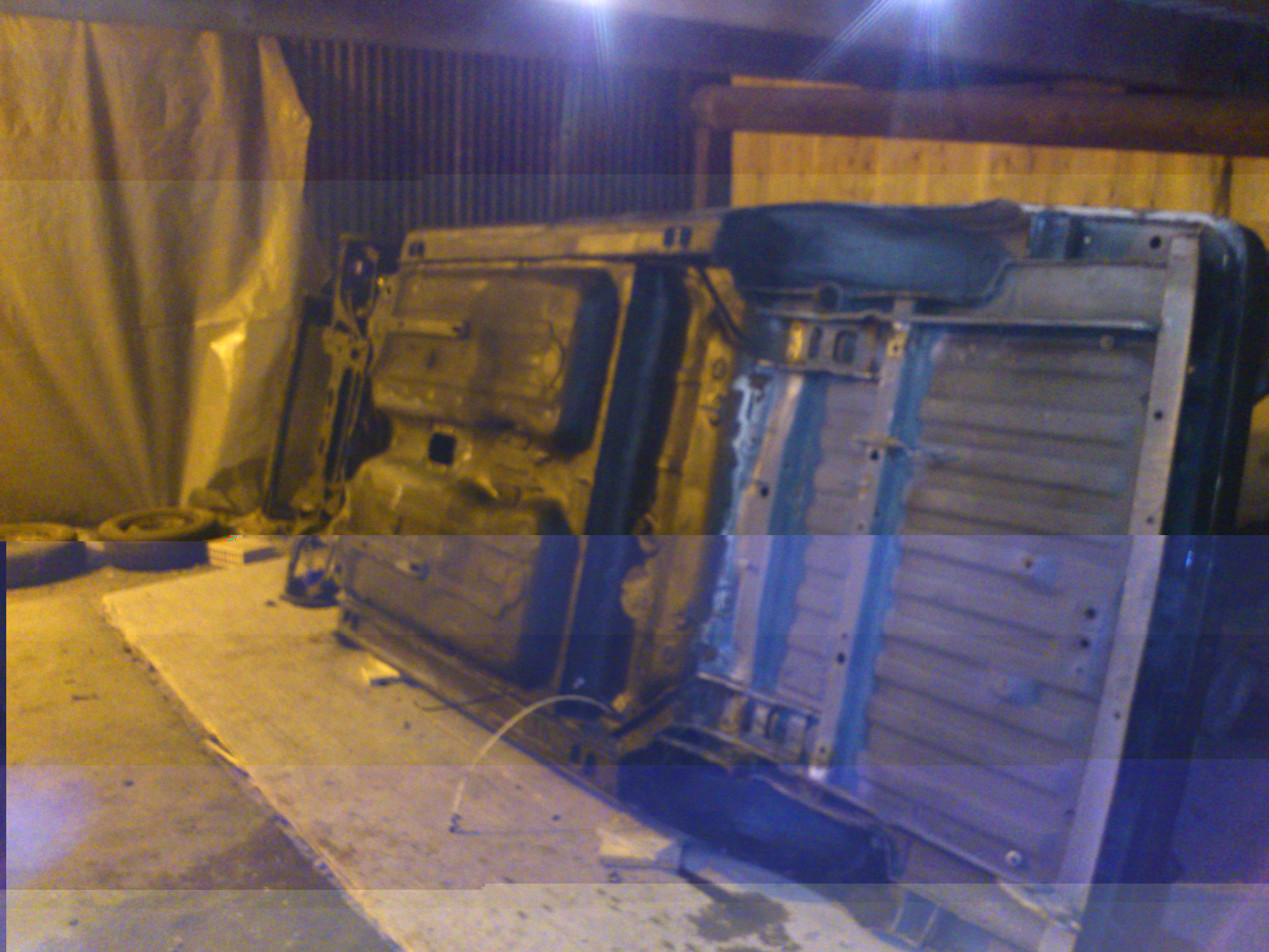 Wagen umgedreht um Fahrwerk zu entfernen