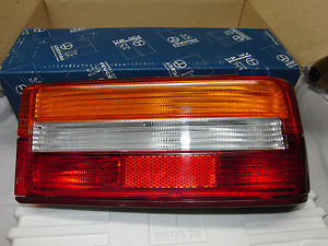 Das ist eines mit schwarzem Kunststoff, welches ich ersteigert habe. Übrigens für 1€ ...NEU!